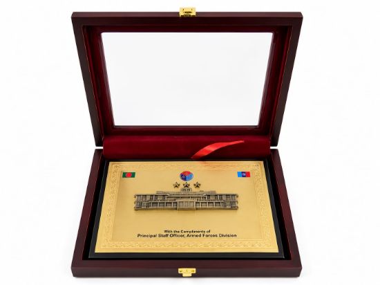 Picture of Premium Crest Box with Metal Building